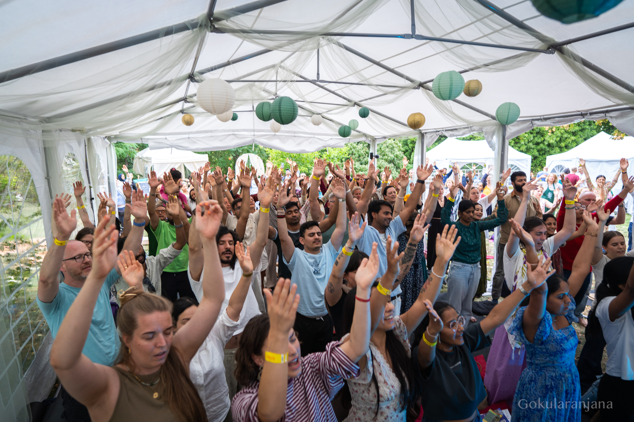 Viele Menschen singen gemeinsam beim BODY MIND SOUL Festival