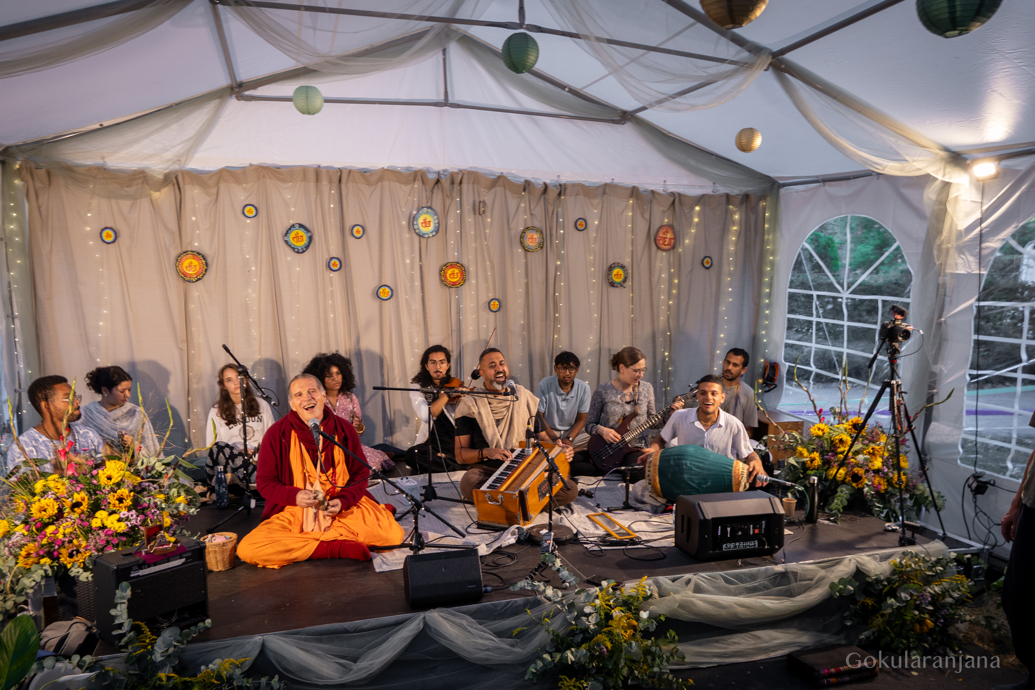 Musikerinnen und Musiker gemeinsam auf der Festivalbühne