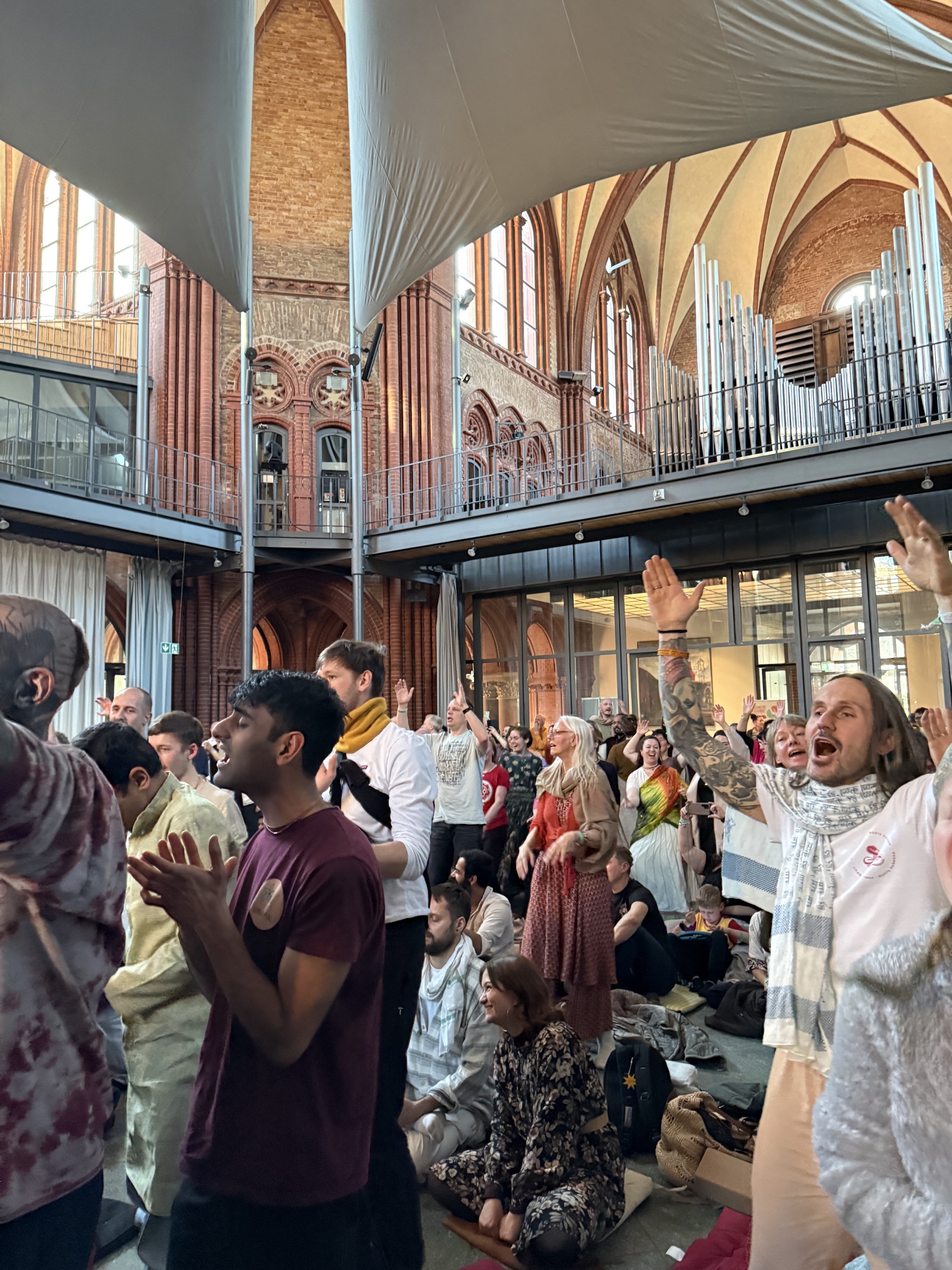 Singende Gemeinschaft beim Kirtan Mela in der Kirche