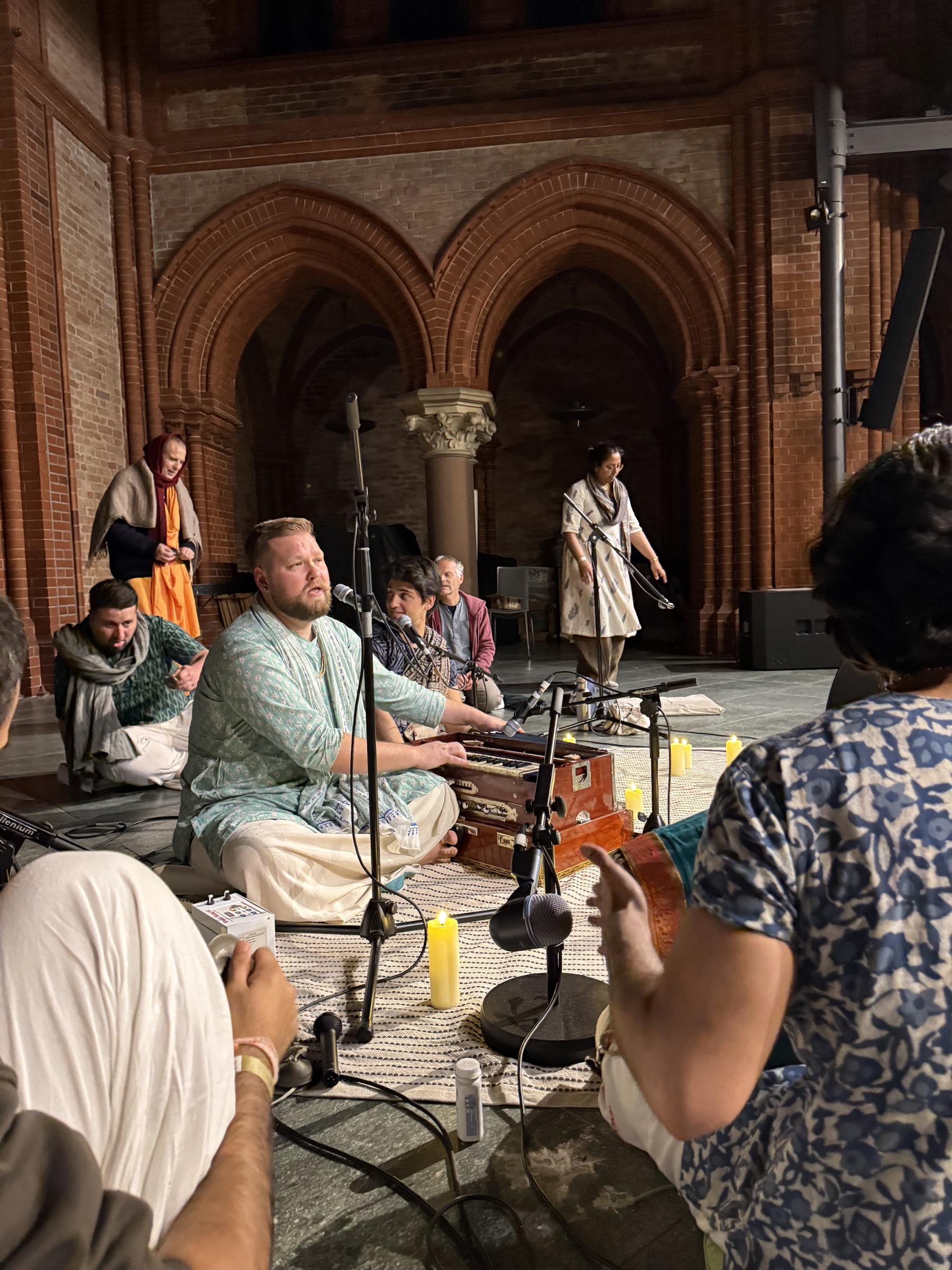 Musiker am Harmonium beim Kirtan Mela in der Kirche