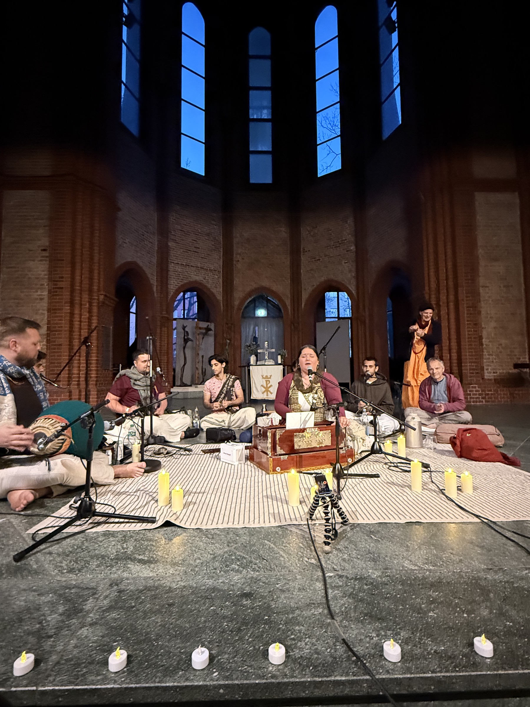Musikerinnen und Musiker beim Kirtan Mela im Kirchenraum