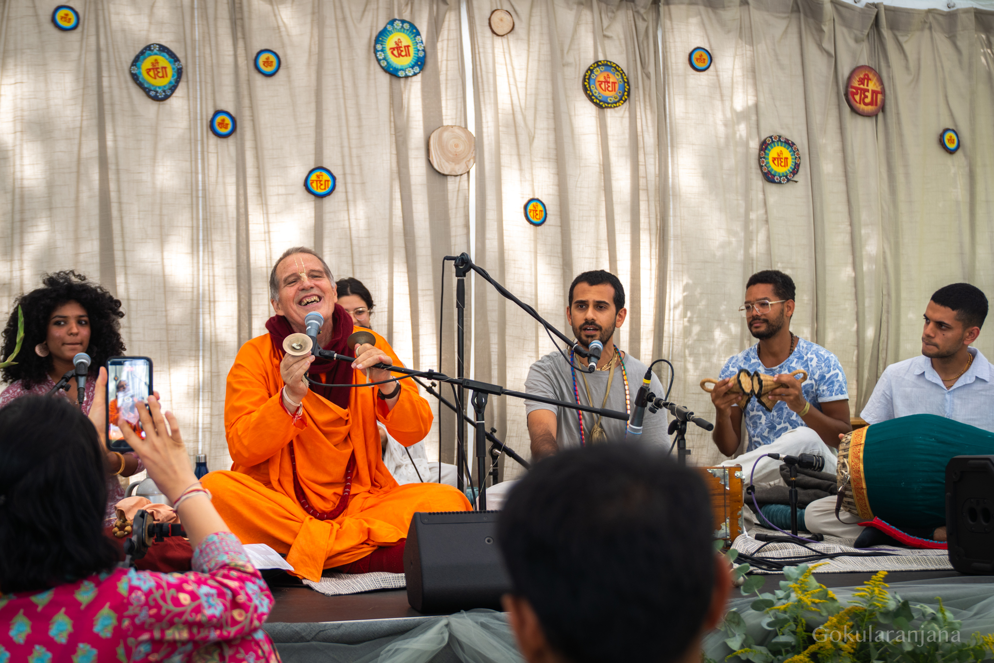 Musikerinnen und Musiker beim gemeinsamen Kirtan